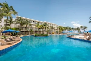 https://www.palmarbeachresortandspa.com/galleries/Pools/PBRM-Áreas-14.webp